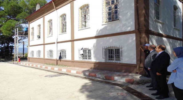 Tarihi okul binası Balıkesir Büyükşehir Belediyesi tarafından bakım yapılıyor