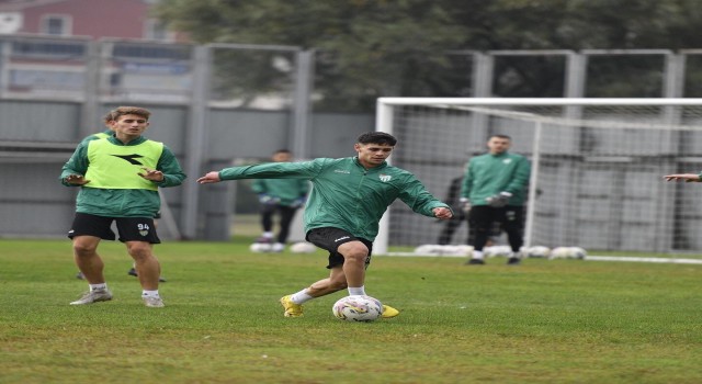 Tarsus İdman Yurdu maçı hazırlıklarını tamamlayan Bursaspor tesislerde kampa girdi