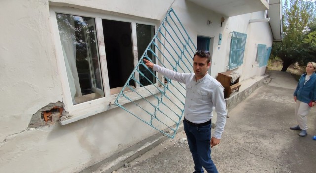 Tedaviye giden yaşlı çiftin evini soydular