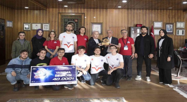 TEKNOFESTin yıldızları Rektör Çomaklıya konuk oldu