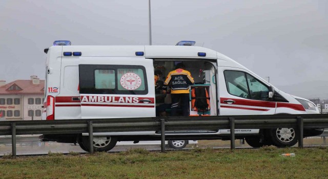TEMde kontrolden çıkan cip bariyere çarptı: 4 yaralı