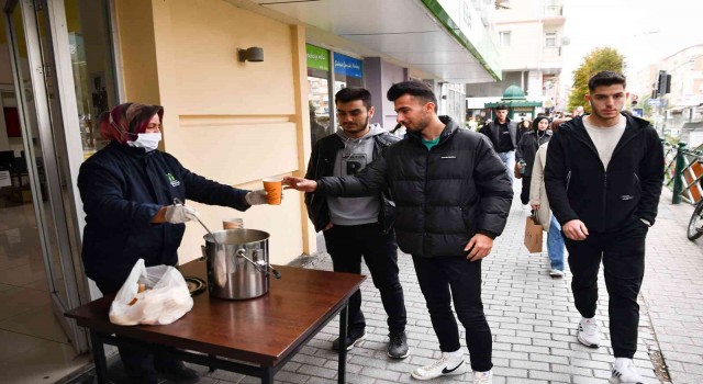 Tepebaşı Belediyesinden öğrencilere sıcak çorba ikramı