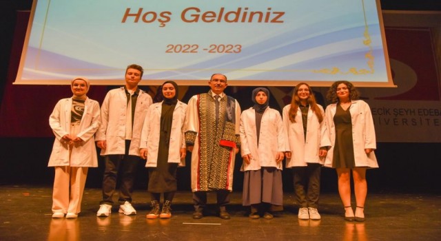 Tıp fakültesi öğrencileri beyaz önlüklerini giydiler