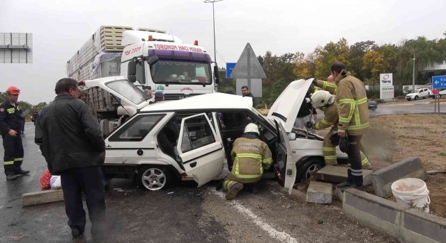 Tırın çarptığı otomobil metrelerce sürüklendi: 4 yaralı