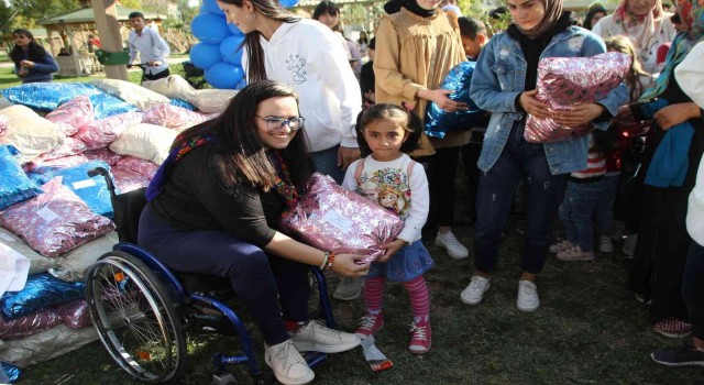 Tiyatro sanatçısı Gamze Eliboldan çocuklara mont, bot ve hikâye kitabı