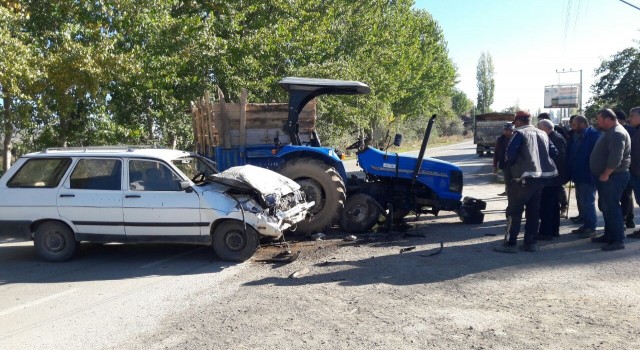 Tokatta 2 kişinin yaralandığı kaza anı güvenlik kamerasına yansıdı