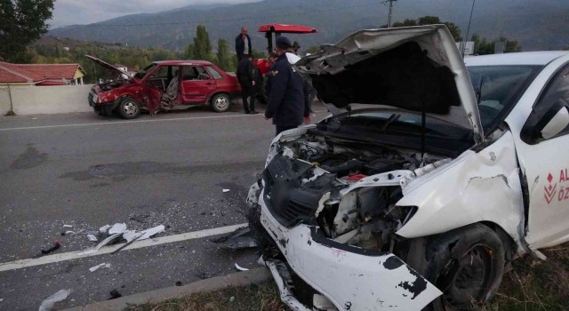 Tokatta iki otomobil çarpıştı: 1 ölü, 2 yaralı