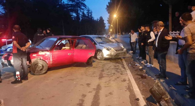 Tokatta iki otomobil çarpıştı: 5 yaralı