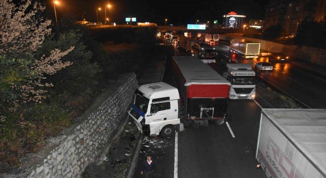 Tosyada 6 tırın karıştığı zincirleme kaza: 1 yaralı