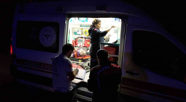 Traktöre çarparak yoldan çıktı: 3ü ağır 6 yaralı
