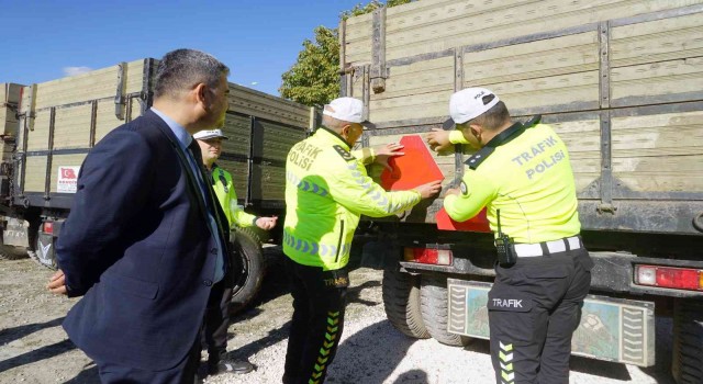Traktörlerin karıştığı kazaları önlemek için çiftçilere reflektör dağıtıldı
