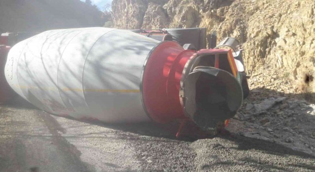 Tuncelide beton mikseri devrildi