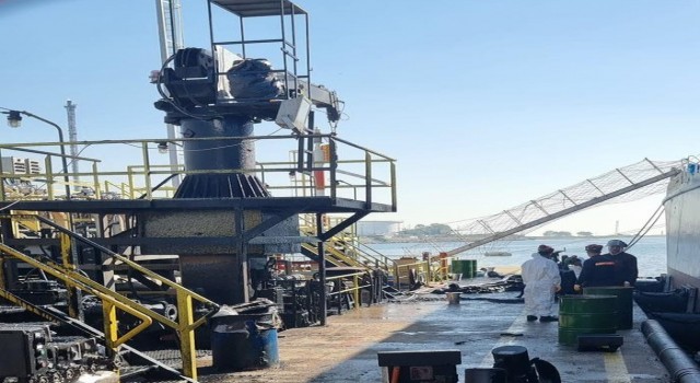 Tüpraş limanında denize asfalt zifti dökülmüştü, deniz temizlendi