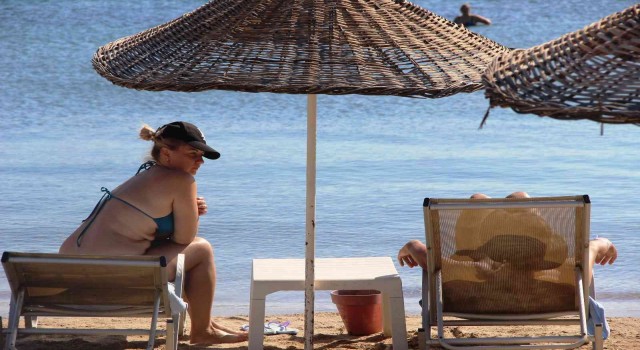 Turistler Bodrumu terk etmiyor, deniz kum ve güneşin tadını çıkarıyor