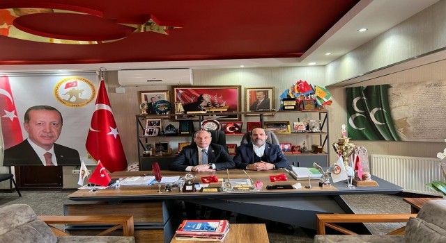 Türk bayrağını yere atan CHPli başkana tepki