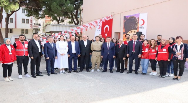 Türk Kızılaydan Manisada İstiklal İlkokuluna kütüphane