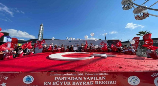 Tuzlalı miniklerden Cumhuriyet Bayramına özel Guinness rekoru: Dev Türk Bayraklı pasta yaptılar