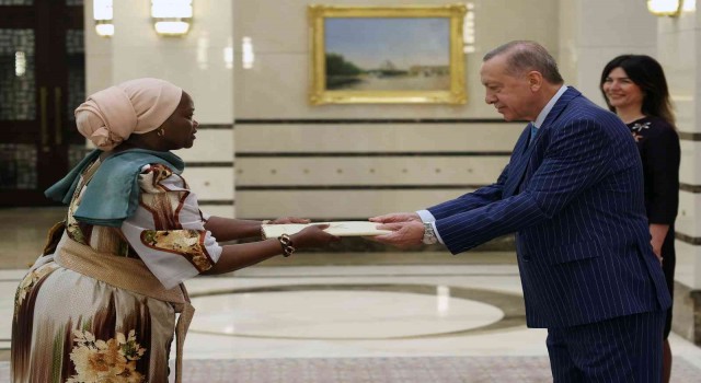 Ugandanın Ankara Büyükelçisi Tiperu, Cumhurbaşkanı Erdoğana güven mektubu sundu