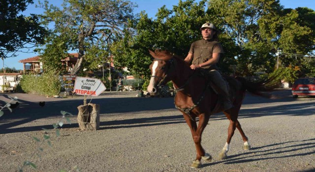 Ukrayna-Rusya savaşına tepki gösterip atıyla Türkiye turuna çıktı
