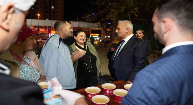 Ümraniye Belediyesinden içleri ısıtan çorba ikramı