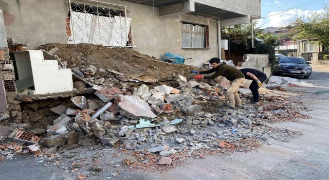 Ümraniyede bahçe duvarı çöktü: 1 kişi yaralı
