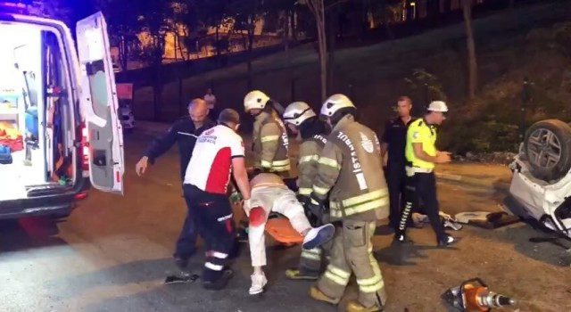 Ümraniyede otomobil refüje çarpıp köprüden aşağıya düştü: 1 ölü, 1 yaralı
