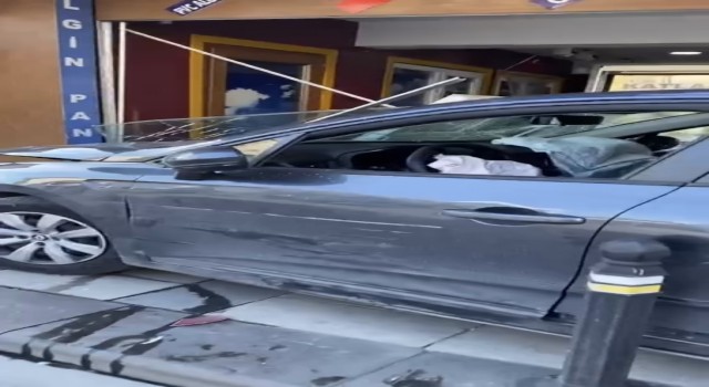 Ümraniyede, virajı alamayan otomobil dükkana daldı