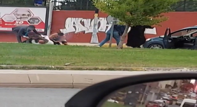 Ümraniyede yol verme kavgası: Sürücüler ve kadınlar birbirine girdi