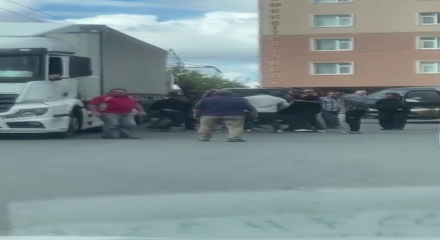 Ümraniyede yol verme kavgasında tekmeler ve yumruklar havada uçuştu