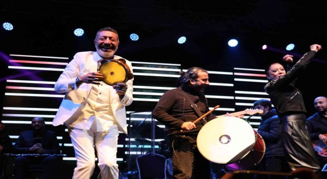 Ünlü sanatçı sahnede hayali düğününü yaptı
