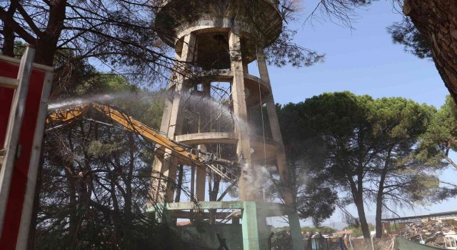 Urganlıda 55 yıllık ayaklı su deposunun yıkımı yapıldı