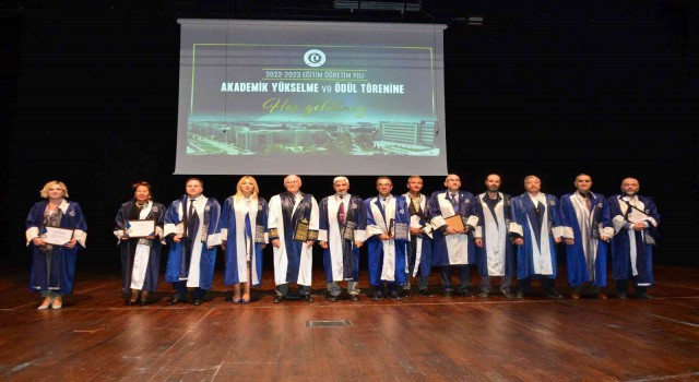 Uşak Üniversitesinde akademik yükselme gösteren öğretim üyeleri cübbelerini törenle giydi