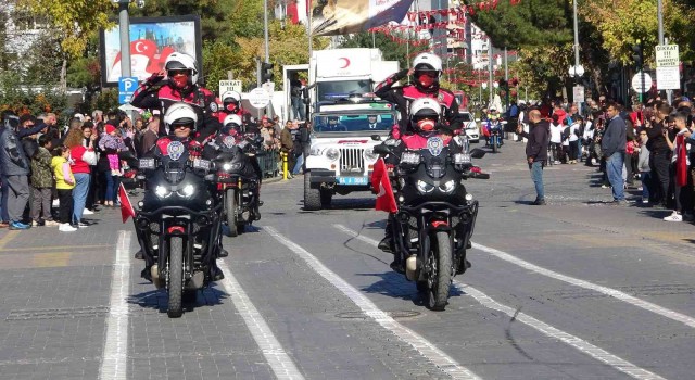 Uşakta 29 Ekim coşkuyla kutlandı