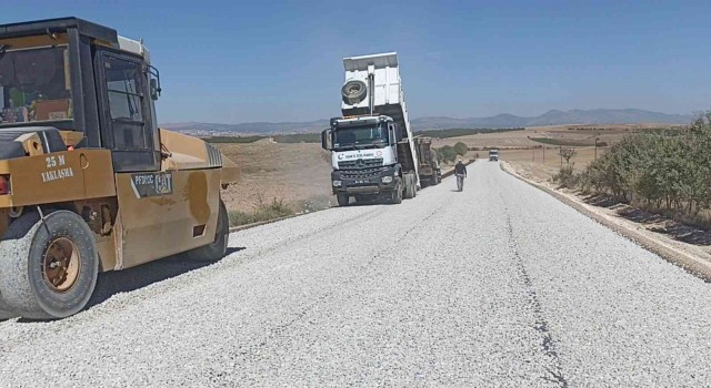 Uşakta yol yapım çalışmaları sürüyor