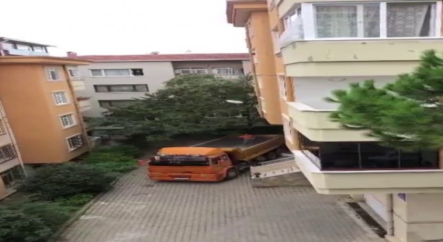 Üsküdarda 3üncü kattan kamyona moloz attılar, vatandaşlar tepki gösterdi