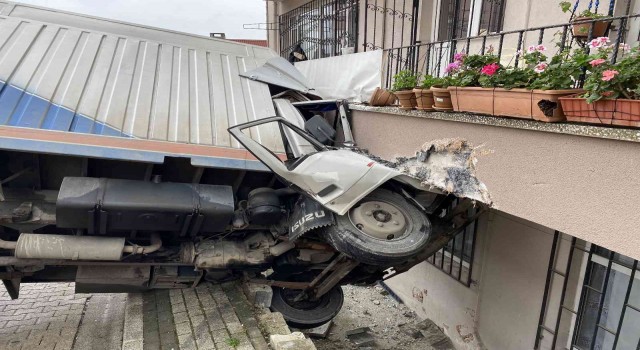 Üsküdarda kayan kamyonet taksiye ve binaya çarparak durdu