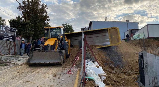 Üsküdarda toprak dökümü yapan hafriyat kamyonu devrildi