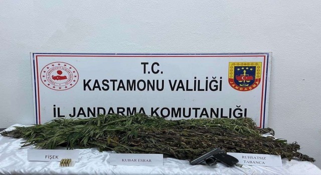 Uyuşturucu satan baba ve oğlunun evlerine jandarmadan operasyon: 2 gözaltı