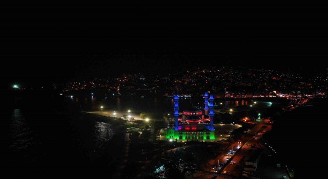 Uzun Mehmet Camii Azerbaycan renkleriyle ışıklandırıldı