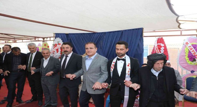 Vali Akbıyık, Kaya ailesinin düğün töreninde halay çekti