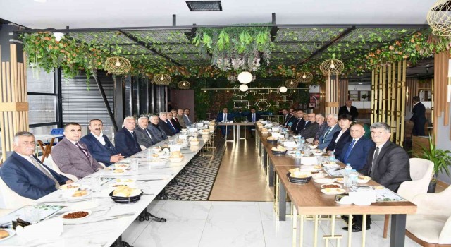 Vali Akbıyık, muhtarlarla yemekte bir araya geldi