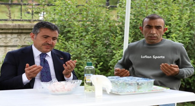 Vali Atay, şehit annesinin ailesine başsağlığı diledi