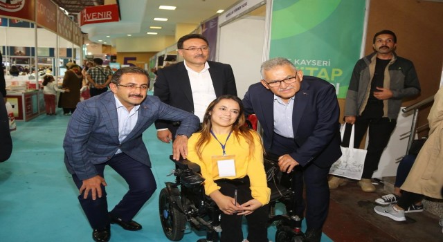 Vali Çiçek ile Başkan Büyükkılıç Kitap Fuarını gezdi