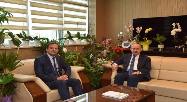 Vali Karadeniz, Manisadaki sağlık çalışmaları hakkında bilgi aldı