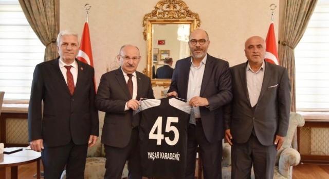 Vali Karadenize Turgutluspor forması hediye ettiler