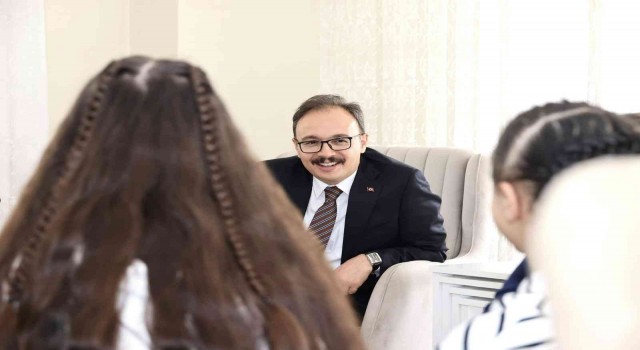 Vali Kızılkaya, kız çocuklarıyla bir araya geldi