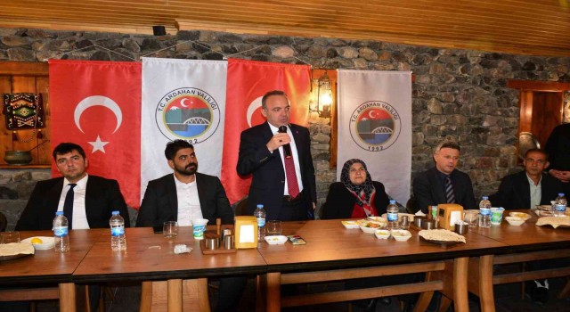 Vali Öner, muhtarlarla yemekte buluştu