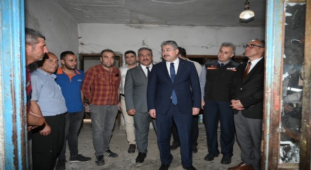 Vali Yılmaz, depremde zarar gören evlerde incelemelerde bulundu