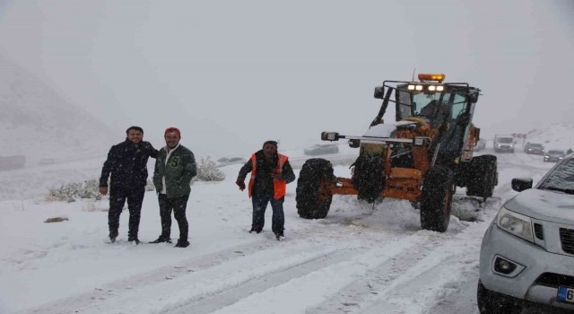 Van-Bahçesaray yolu ulaşıma kapandı, onlarca araç mahsur kaldı