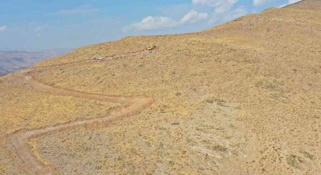 Van Büyükşehir Belediyesinden 2 bin 400 rakımda yol çalışması